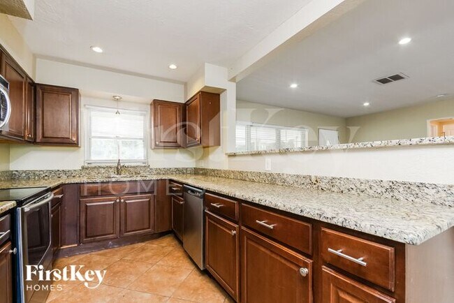 Building Photo - 630 N Lakemont Ave