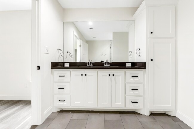 Building Photo - 503 W Sallier St