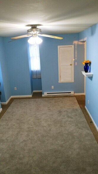 Apt D Family room - 82 E Main St