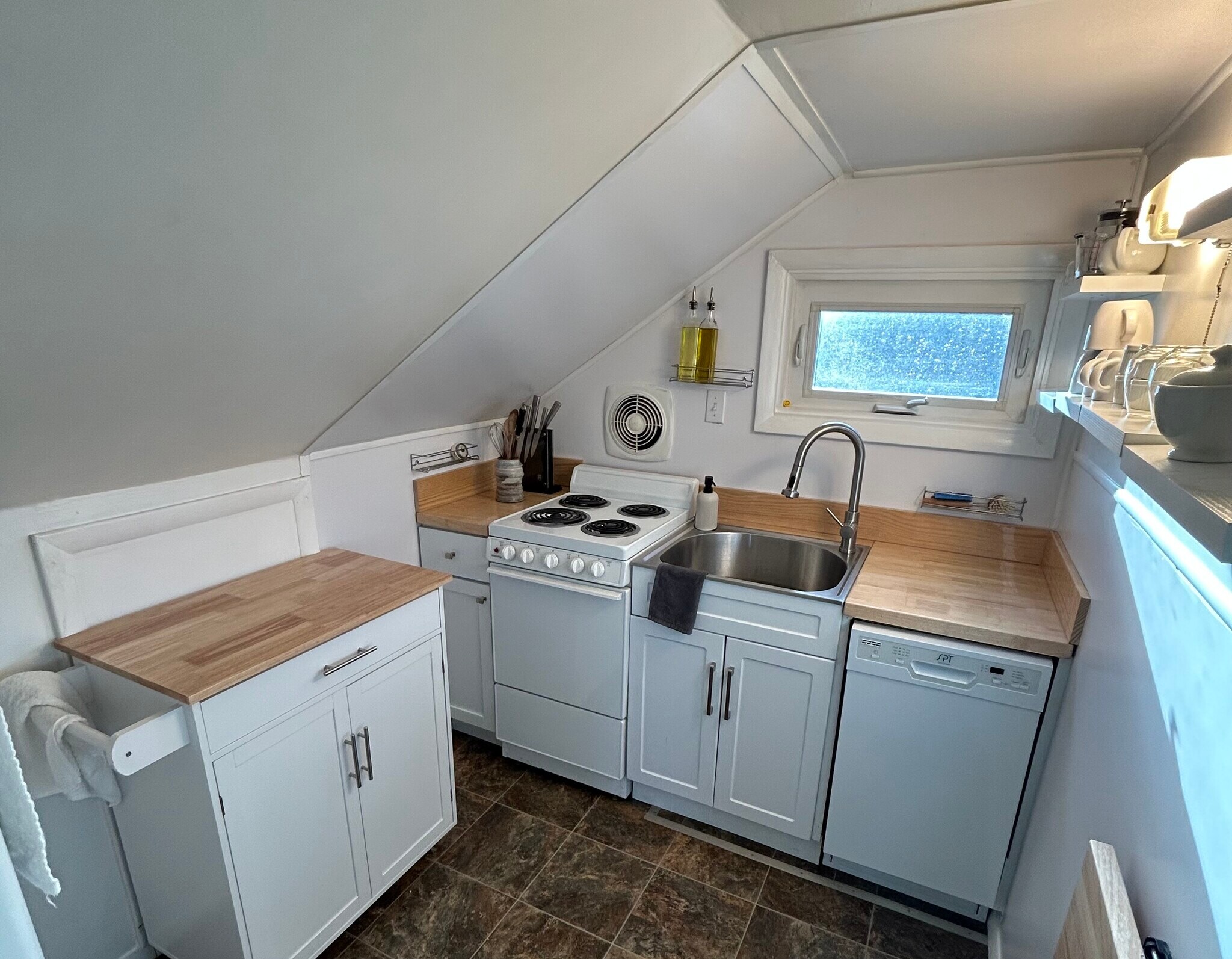 Building Photo - 686 Bloom Rd