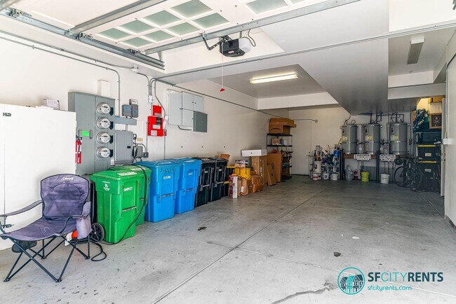 Building Photo - Marina: Remodeled Light-Filled Top-Floor Marina Condo with Private Roof Deck