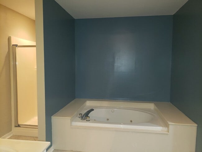 Building Photo - Beautiful 2 bed/2 bath townhome in the gat...