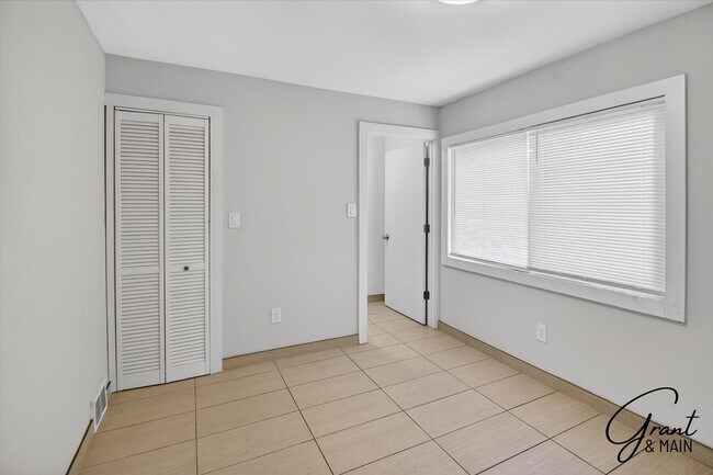 Building Photo - 2315 Yemans St