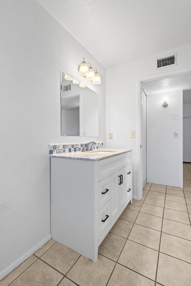 Building Photo - 4535 E Bellevue St