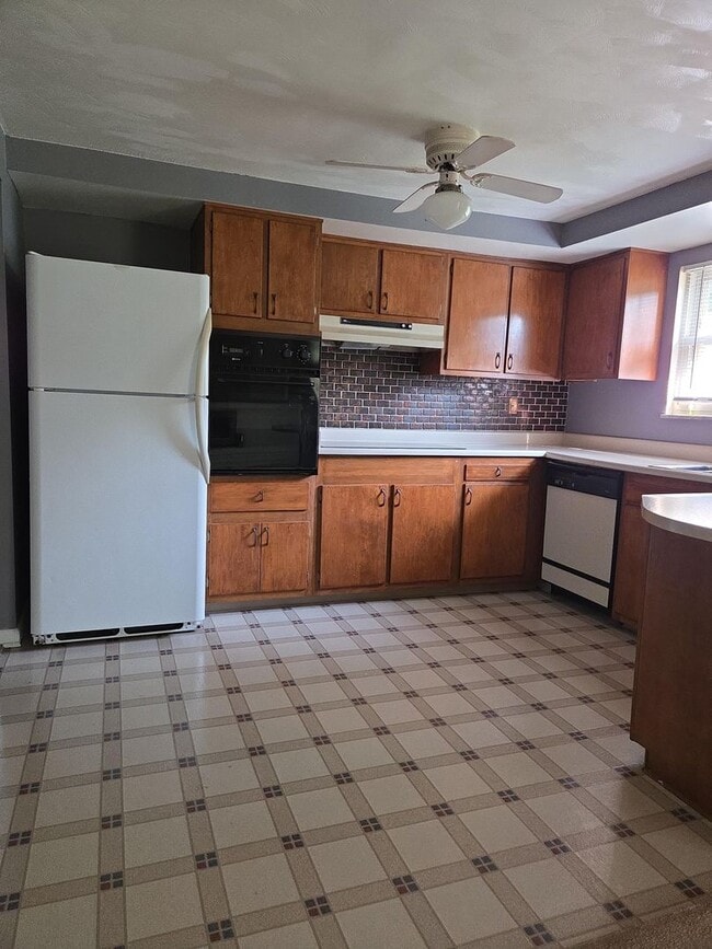 Building Photo - Great 4BR, 2BA single family home with AC ...