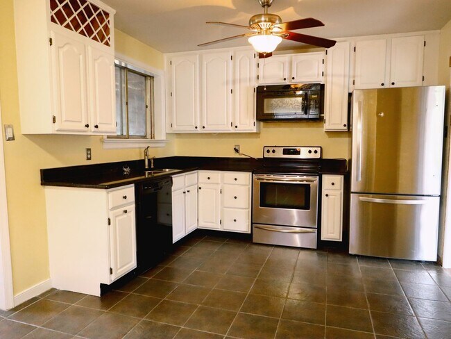 Building Photo - Move-In Ready 3 Bed/1 Bath Rancher | Spaci...