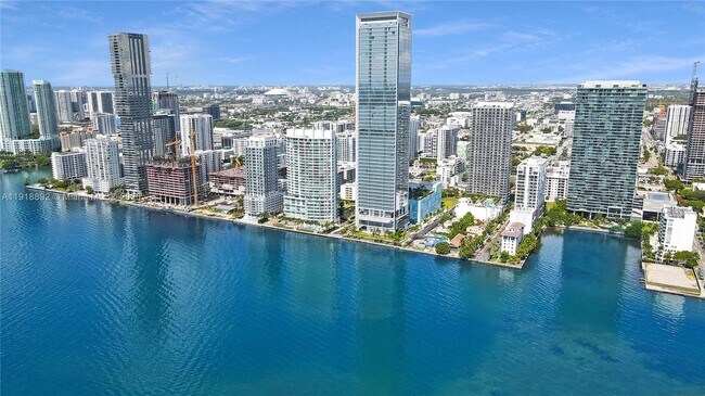 Building Photo - 700 NE 26th Terrace