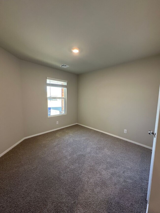 Building Photo - *Pre-leasing* NEWER Three Bedroom | Two Ba...