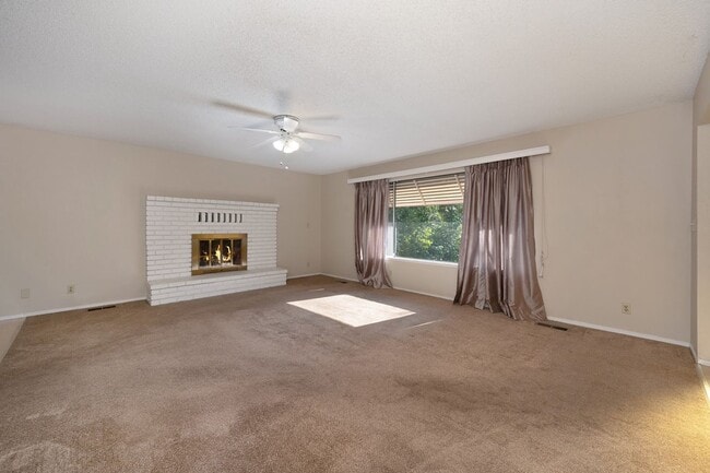 Building Photo - Prime location