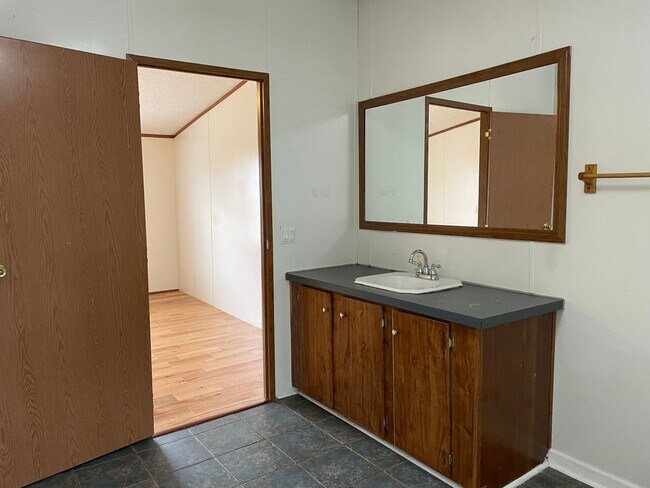 Building Photo - Three Bedroom Trailer Home in Rhodhiss With Shed