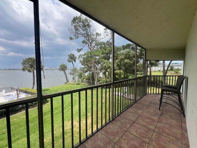 Building Photo - BEAUTIFUL and Renovated Riverfront Furnished Condo 2 Bedrooms, 2 Bathrooms