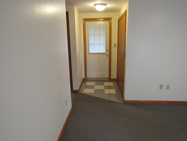 Building Photo - 390 Pleasant St