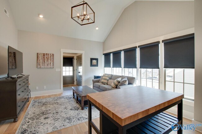 Building Photo - 32 Hillcrest Ave NW