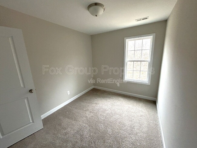 Building Photo - 566 Kirk St