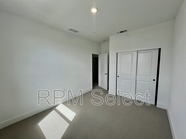 Building Photo - 2604 Atascadero Dr
