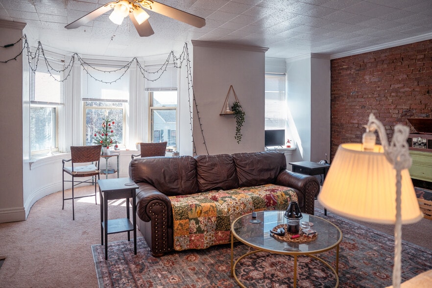 Building Photo - 627 S Negley Ave