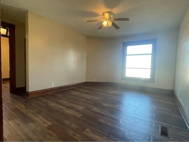 Building Photo - 705 6th St