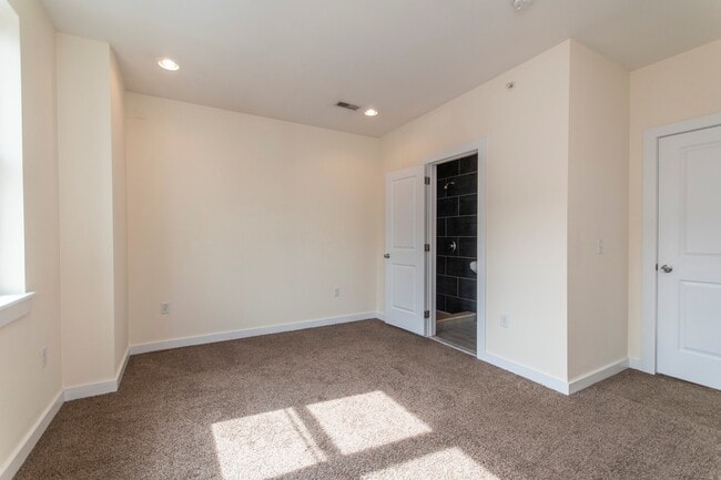 Building Photo - 1614 N Sydenham St