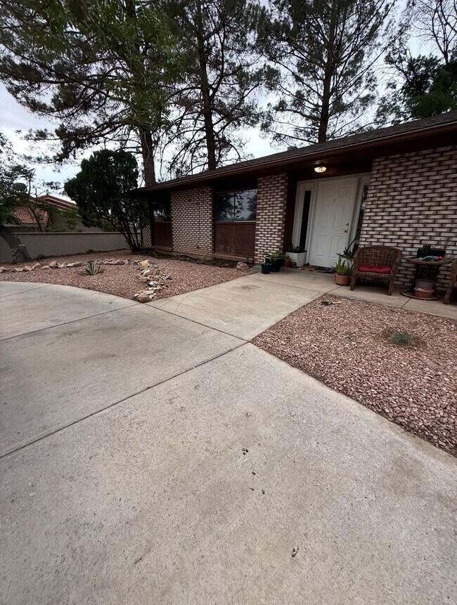 Building Photo - Remodeled Three Bedroom Home in Desirable Bloomington