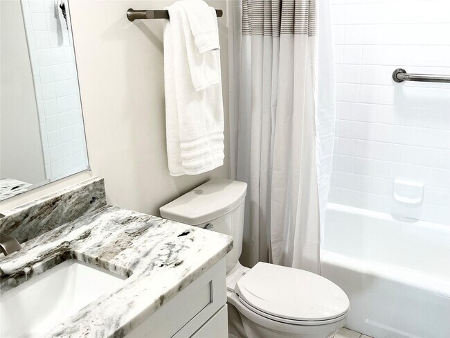 Building Photo - 40 NE Plantation Rd