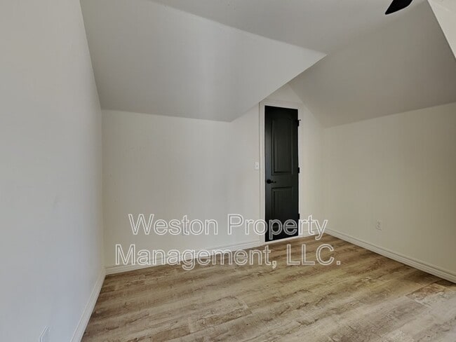 Building Photo - 2008 SE 9th St