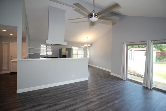 Building Photo - NE Fresno Home with Huge Yard and RV Parking