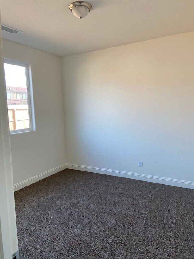 Building Photo - 4 Bedroom home located in Northside Visalia! Available Soon!