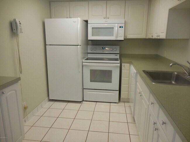 Building Photo - 903 Ocean Dr S