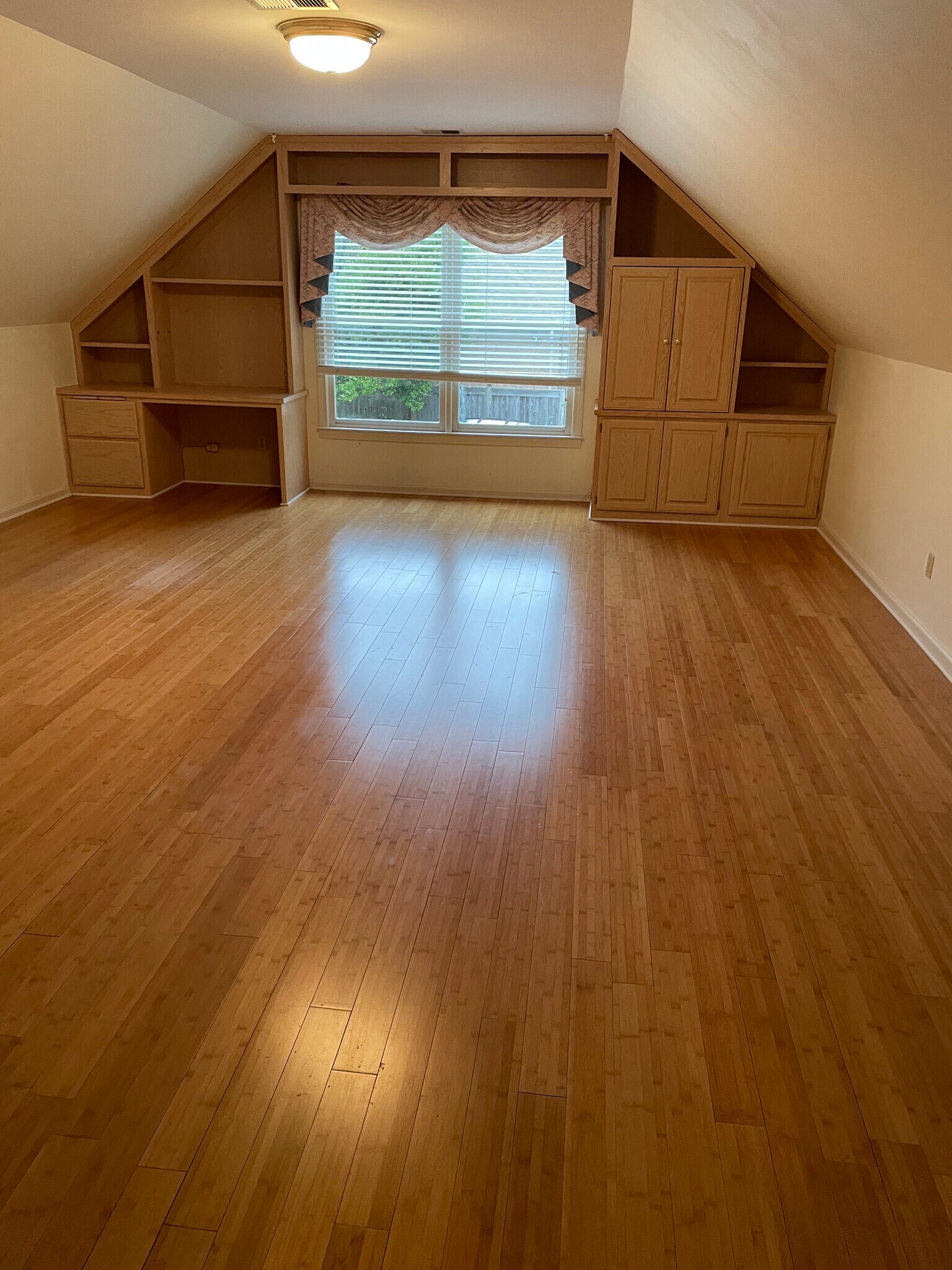 Building Photo - 805 W Suggs Dr