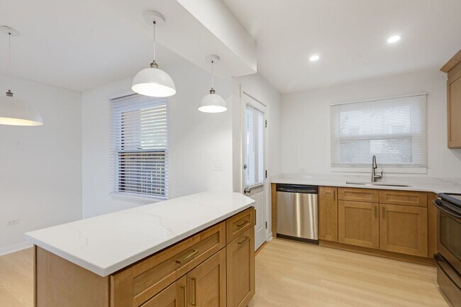 Building Photo - 620 N Hough St