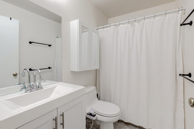 Building Photo - 421 Wendover Dr