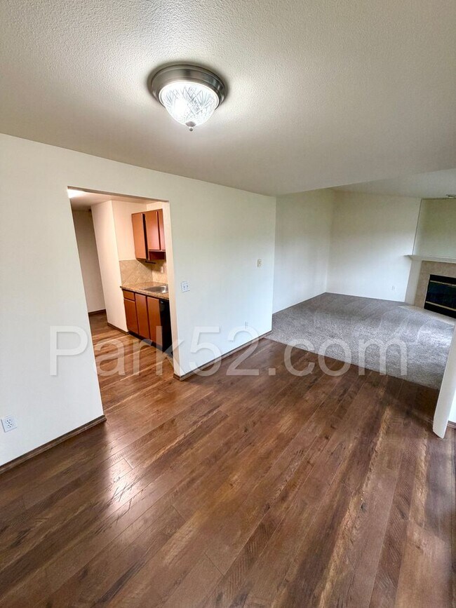 Building Photo - Puyallup Area 2 Bedroom 2nd Floor Apartment