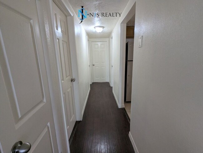 Building Photo - Gorgeous 3/2 1804 Sq. Ft. with new floorin...