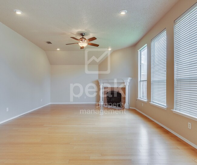 Building Photo - $2600! Beautiful 3 Bed, 2 Bath home in desirable PLANO! Tour Now!