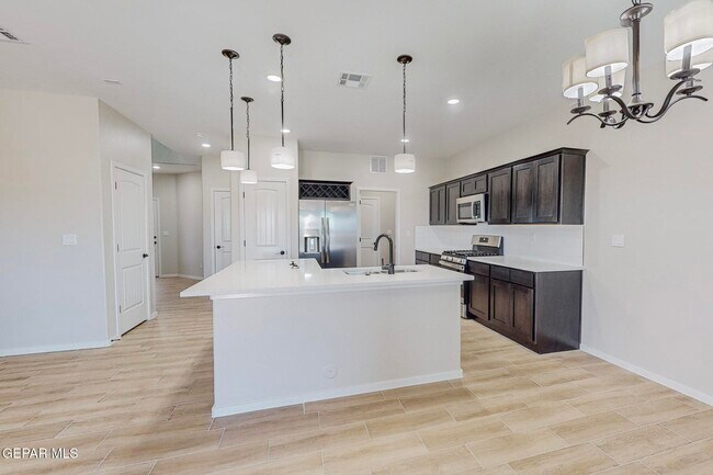 Building Photo - 516 Logwood Ave