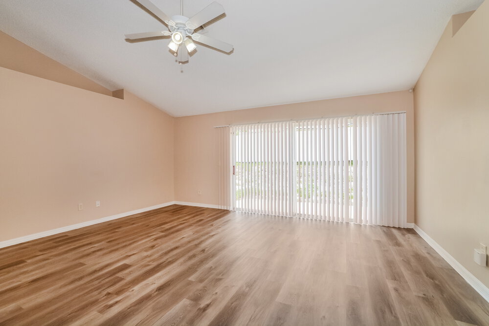 Building Photo - 310 Country Lakes Cir