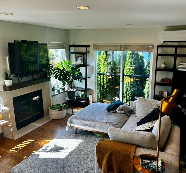 Building Photo - Amazing Phinney Ridge/Greenlake Home