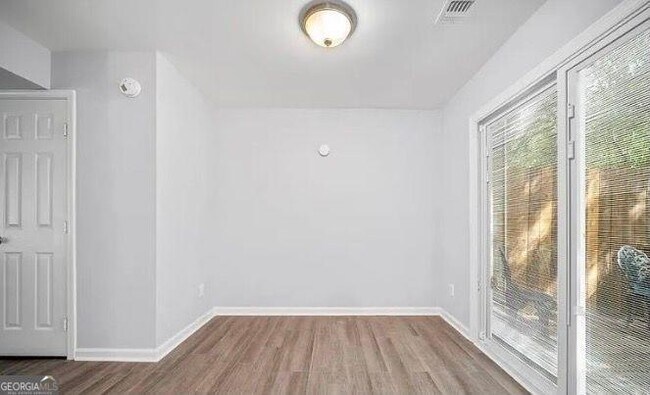 Building Photo - 558 Manning Rd SW