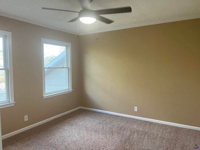 Building Photo - 137 N Springs Ct