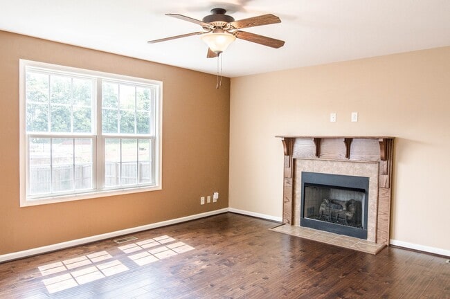 Building Photo - Pet Friendly Three Bedroom!
