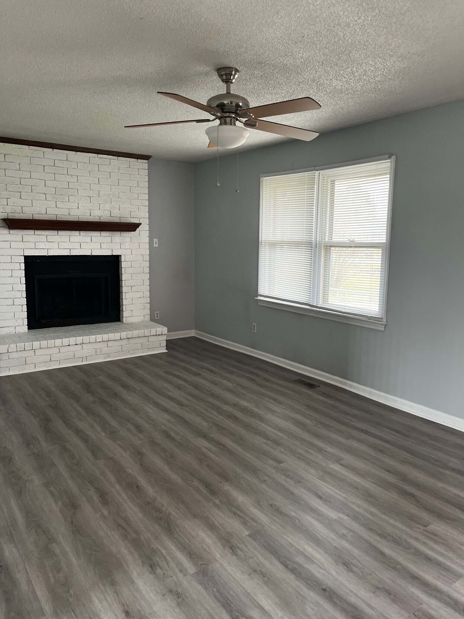 Family room - 112 Kelly Ct