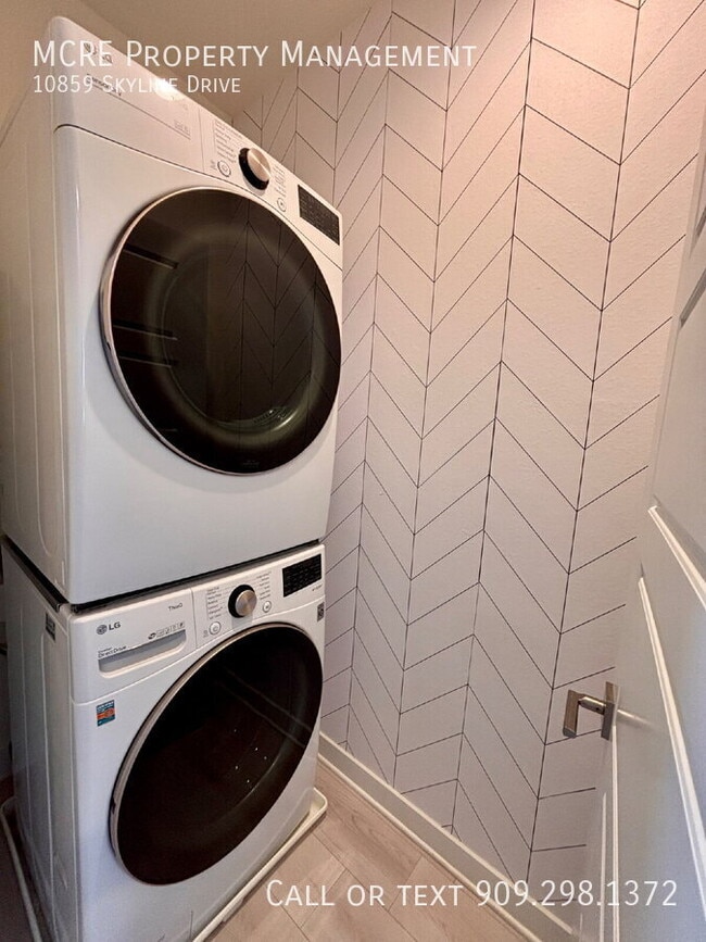 Building Photo - 10859 Skyline Dr