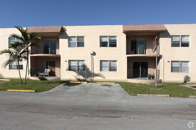 2851 Griffin Rd - Hollywood Park North
