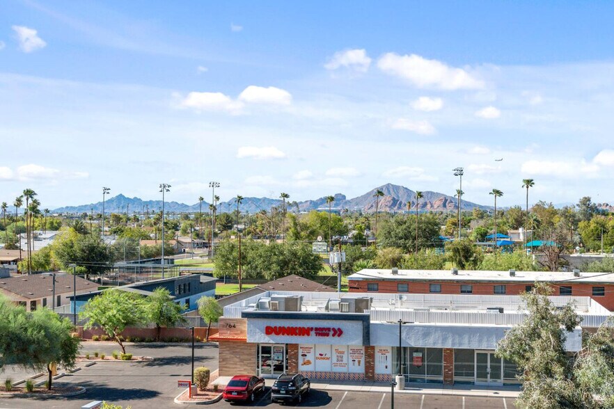 Building Photo - 711 W Broadway Rd