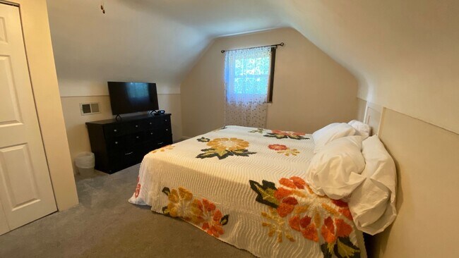 Building Photo - Fully Furnished with Washer and Dryer on quiet cul-de-sac