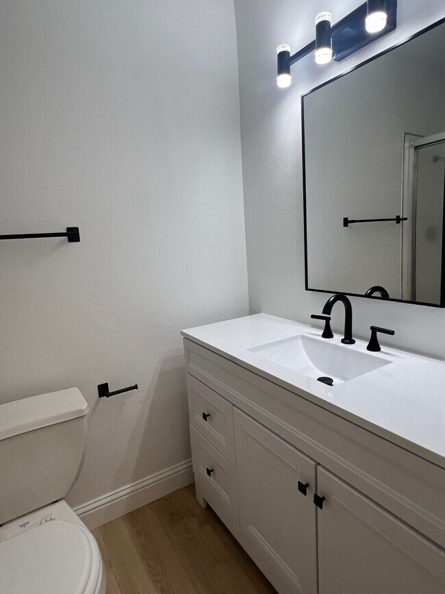 Building Photo - BEAUTIFULLY REMODELED 3 BEDROOM DUPLEX!!