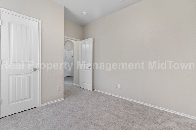 Building Photo - 2035 Karsen Ln