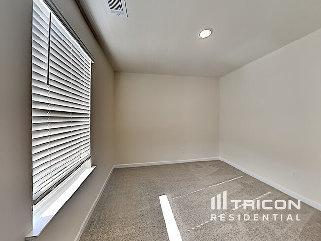 Building Photo - 207 Renwick Dr