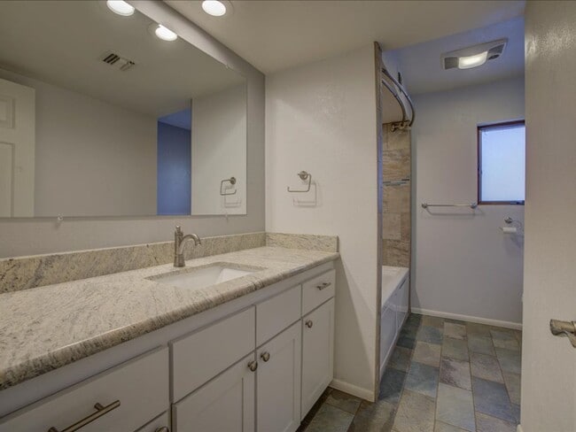 Building Photo - 4 Bedrooms, 3 Bathrooms