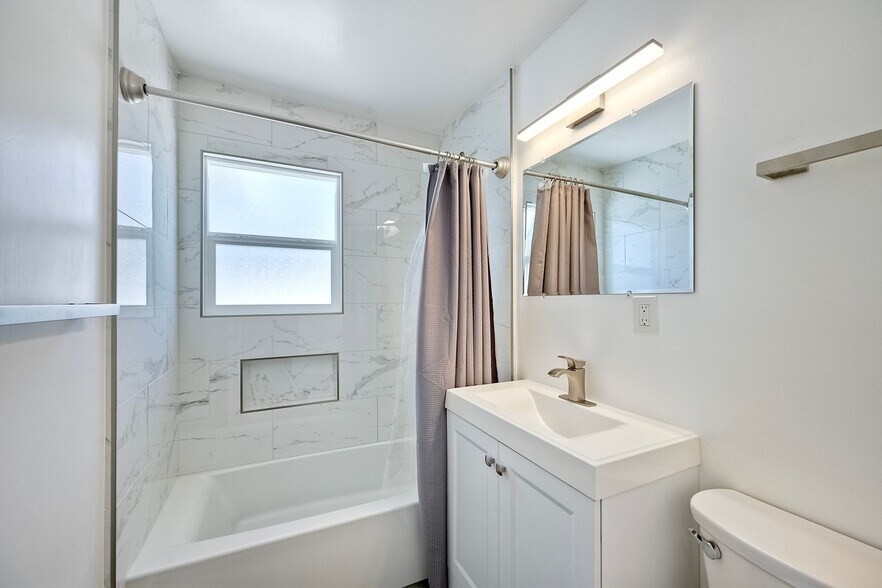 Guest Bath - 6258 Pembroke Dr